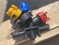 Форсунка тройная проходная с эжекторными распылителями к полевому опрыскивателю